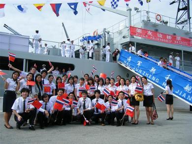 德赢体育vwin官方网站留学泰国的学子和中国海军“郑和”号舰合影1