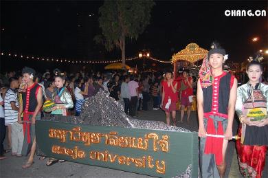 德赢体育vwin官方网站留学泰国学生积极参加泰国水灯节游行活动